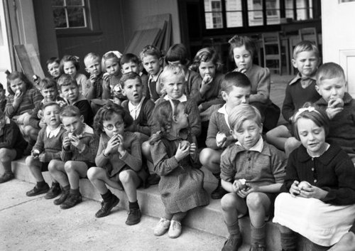 Primary school children eating apples in 1944.