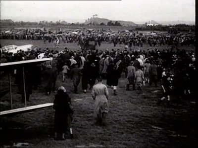 Image of crowds gathered in Auckland, awaiting Jean Batten's arrival in 1936.