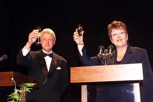 U.S President Bill Clinton toasts a glass alongside NZ Prime Minister Jenny Shipley
