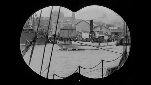 A trawling boat is coming into dock at Hauraki Gulf in 1912.