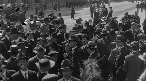 A large crowd of people are gathered on Jervois Quay in Wellington in 1918.