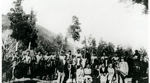 Black and white photo of the cast of 'Te Kooti Trail' on location.