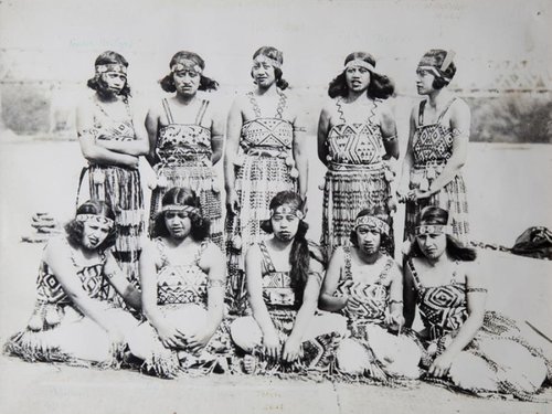 Photo of performers - Te Pou o Mangatāwhiri.