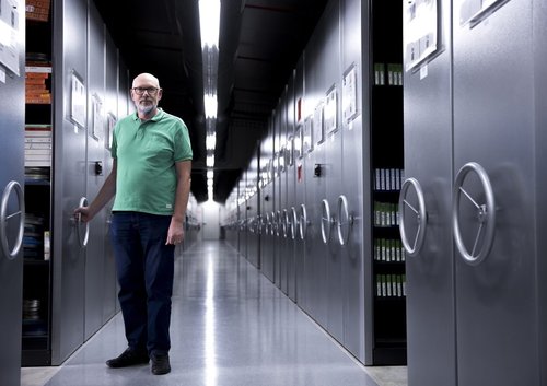 Man standing in the vaults of an audiovisual archive.