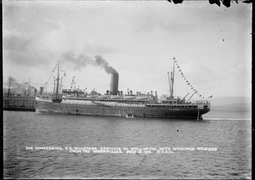 A big ship the SS Willochra arrivees in Wellington harbour in 1915.