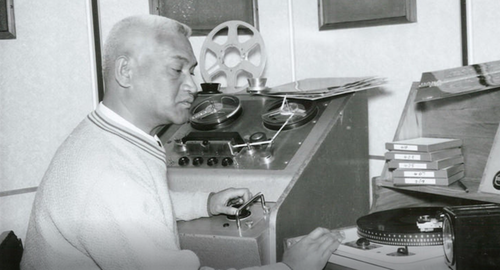 Image of Wiremu Kerekere with old recording equipment.