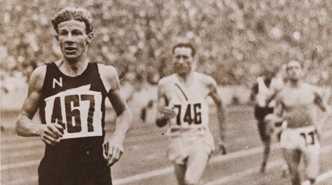 runner Jack Lovelock is leading a race against 3 other runners at the Berlin Olympic Games in 1936