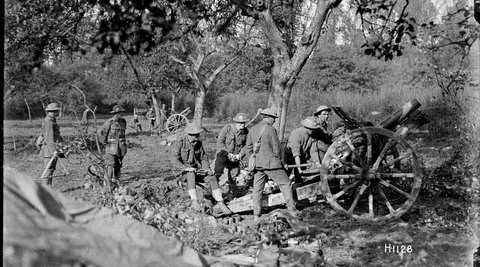 New Zealand gunners at Le Quesnoy.