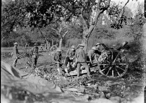 New Zealand gunners at Le Quesnoy.